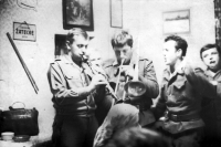 Vladislav Cée uprostřed hraje na pozoun v době základní vojenské služby, letiště Žatec, 1965 až 1967