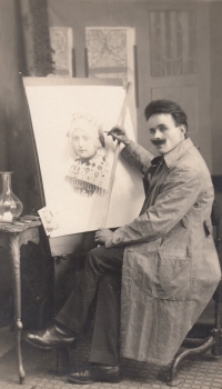 Karel Podlipný ve svém ateliéru