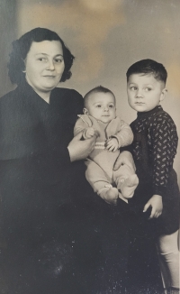 Miroslav Skalický (vpravo) s maminkou a mladším bratrem; 1956