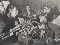 Vystoupení skupiny Hever and Vazelina Band, Miroslav Skalický vpravo