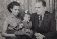 Pamětník s manželkou a dcerou