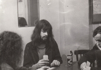 Divadlo Oldřicha Stibora, karty v šatně techniků - 70.léta, Petr Bukva na fotografii uprostřed