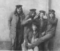 Liří Louvar (dole) s lodnickou „sebrankou“, 80. léta