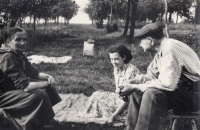 Maminka Anežky Monsportové s Anežkou a Karlem Monsportem