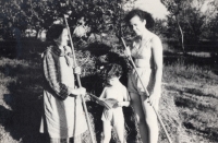 Manželka pamětníka s maminkou a dcerou