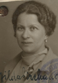 Maminka Dagmar Staré, Hilda Pirchanová, roz. Löwová