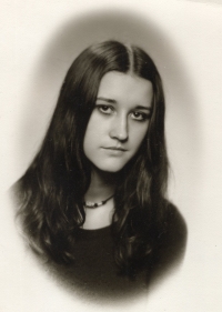 Hana Pelikánová, roz. Balášová, maturitní foto, 1978