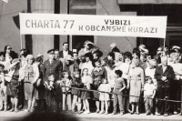 Oslava 1. máje v Olomouci, Tomáš Hradílek a Rudolf Bereza, držící transparent: Charta 77 vybízí k občanské kuráži!, 1987