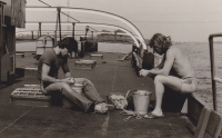 Jiří Louvar (vpravo) při přípravě obědu na lodi, 80. léta
