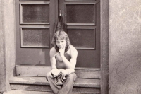 Jiří Louvar před rodným domem v Ústí nad Labem, 1977