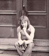 Jiří Louvar před rodným domem, 1977