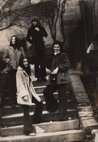 Hana Pelikánová se sestrou, švagrem a jejich kamarádkou ze Šumperku, Olomouc, 1976