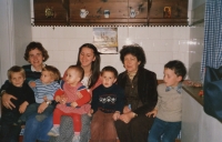 Hana Pelikánová se sestrou Františka Lízny, Mary a dětmi Ondřejem, Matoušem a Veronikou, Olomouc, 1986