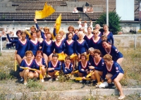 Jarmila Bílková (zadní řada, uprostřed se žlutou vlajkou) jako cvičenka Sokola