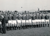 František Bílek (sedmý zprava), manžel Jarmily Bílkové, v době, kdy byl hráčem fotbalového týmu Sparty