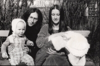 Vit a Hana Pelikánovi s nejstarším Ondřejem a mladším Matoušem, cca 1983
