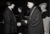 Mirko Baum v roce 1969 - předání diplomu děkanem fakulty architektury ČVUT v Praze prof. Staškem