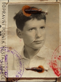 Jan Kovanic na fotografii z legitimace na MHD z roku 1963