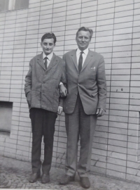 Martin Poživil po biřmování spolu s otcem u sv. Václava v Praze, 60. léta
