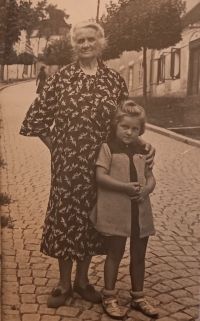 Věra Chudobová na prázdninách u babičky v Týnci nad Labem (1939)
