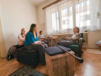 Olga Weissová s žákovským týmem při nahrávání pro projekt Příběhy našich sousedů, Nymburk, 2024