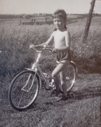 Alžběta Cibochová jako pětiletá na výletě

