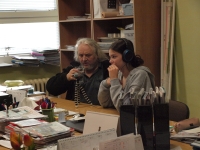 Tým ze ZŠ SNP Ústí nad Labem nahrává Jana Tomeše v rámci projektu Příběhy našich sousedů, prosinec 2023