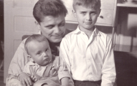 S tátou a nevlastním bratrem Romanem v roce 1966
