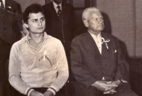 Petr Mamula s dědečkem na svatbě v roce 1974
