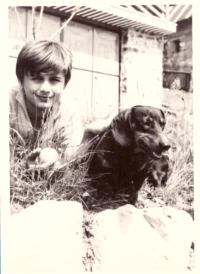 Mladý Petr Mamula s jezevčíkem v roce 1970
