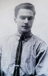 Leonid Arnaut, Martin otec, ve svých 17 letech roku 1925, v době, kdy přijel do Prahy