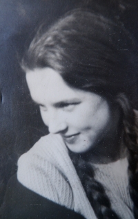 Galina, roz. Aše, maminka Maity Arnautové, ve svých cca 18 letech