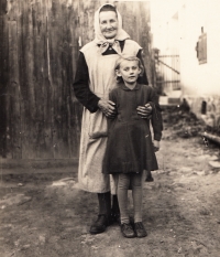 Marie Halgašová s babičkou Marií Prüherovou, cca 1953
