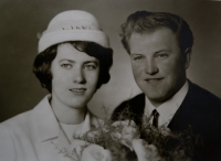 Svatební fotka Marie Halgašové, 1966