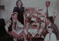 Tatínek s ukrajinskou komunitou v Austrálii, s vlastnoručně vyšívanými polštáři