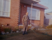 Otec Teodor Melnik u svého domu v Austrálii