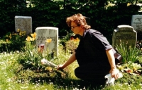 Radko Kubičko u hrobu Slávy Volného, 1994