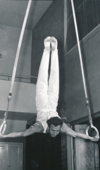 Pamětník během cvičení na kruzích, 50. léta