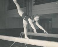 Alena Danišová při tréninku na kladině, autorem fotografie je Vlastislav Šimsa, 1954
