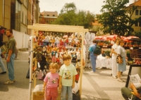 Azra (vpravo) s mladší sestrou Amrou, léto 1993