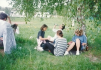 Z oslav 1. máje se sarajevskou komunitou v Mladé Boleslavi, 1993. Na fotce otec Sule (s pivem)