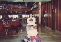 Z letiště v Záhřebu těsně před příletem do Čech, duben 1993. Na fotce s matkou a sestrou Amrou (uprostřed)