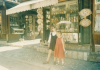 Poprvé po válce v Sarajevu, sestry Azra (vlevo) a Amra (vpravo), 1996