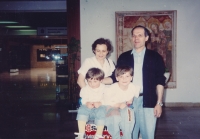 S tetou Anisou a strýcem Ramem, duben 1993