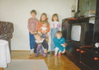 Z ubytovny ve slovinských Alpách (Kranj), říjen 1992. Na fotce Azra (vpravo nahoře) a Amra (uprostřed)