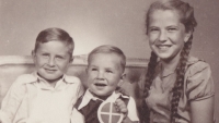 Sourozenci Zemanovi, zleva bratr Petr, pamětník, sestra Magdalena, začátek 50. let