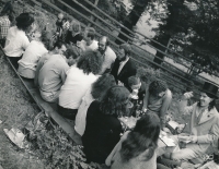 Svatba Františka Skály – Jiří Olt první zleva v kostkované košili  