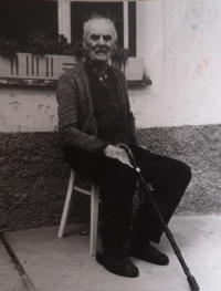 Václav Pšajdl – nevlastní děd Miroslava Klímy – na zápraží rodinné usedlosti ve Zvíkově