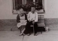 Rodiče Miroslava Klímy – Eleonora a Isidor Klímovi – na zápraží rodinného domu ve Zvíkově 