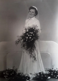 Manželka pamětníka Justýna Klímová, svatební foto, 1956